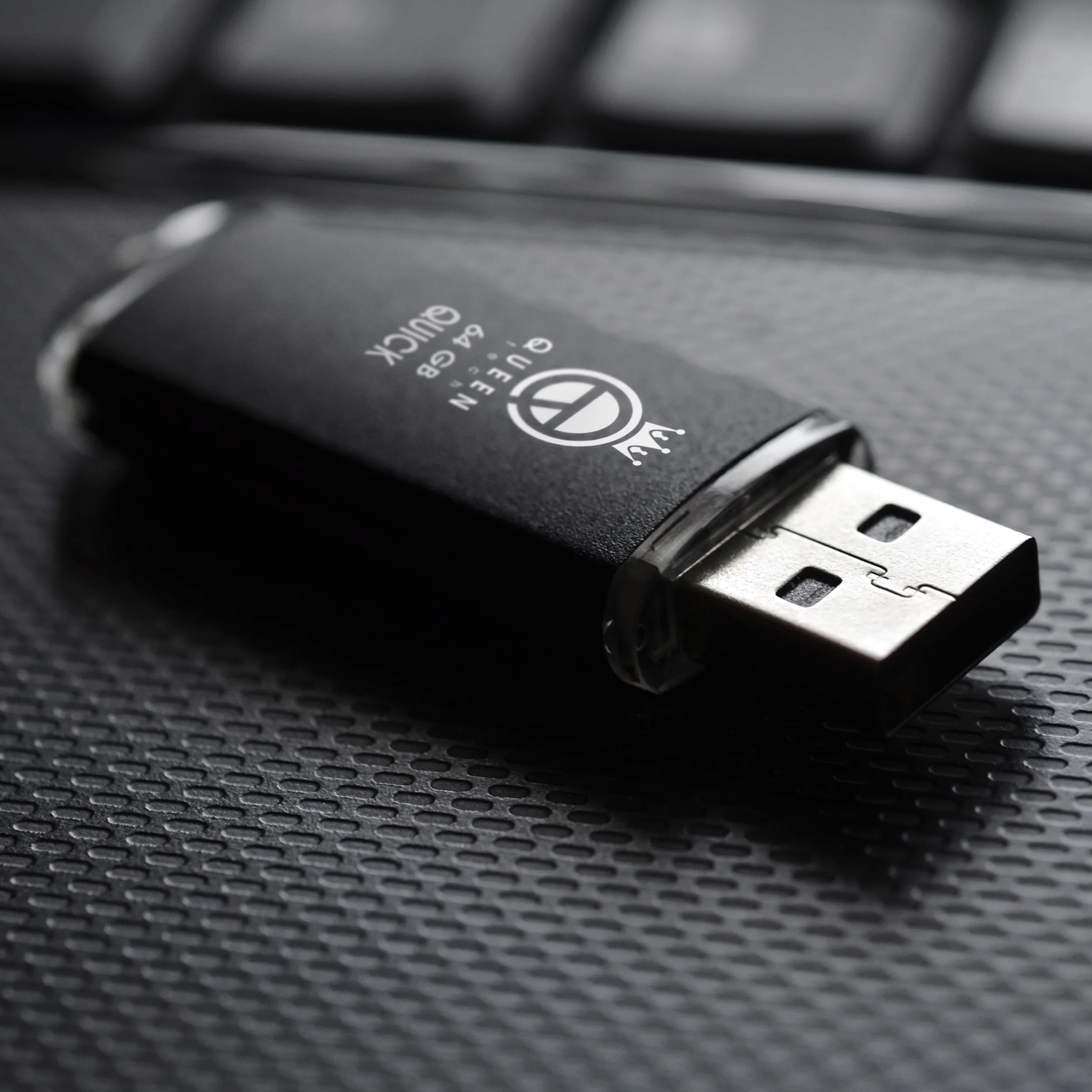 فلش مموری 64 گیگابایت کوئین تک مدل QUICK CPLUS با رابط USB 3.1 Gen1، بدنه فلزی درپوشدار، سرعت انتقال 15 مگابایت بر ثانیه و مبدل USB-C سازگار با موبایل، تبلت، کامپیوتر و تلویزیون | نقره ای | گارانتی 24 ماهه مروارید اسپیرو